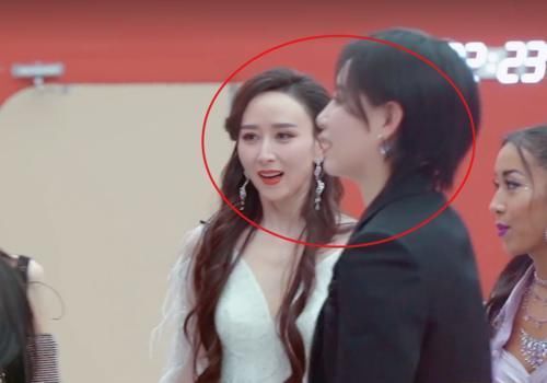 姐姐|李斯丹妮现身《姐姐》成帮唱,刚出场就获大批欢呼,唯有她翻白眼还无视