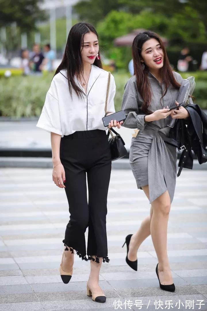 千秋|两位小姐姐穿的都是包臀连衣裙,一白一蓝的组合,看起来更有千秋