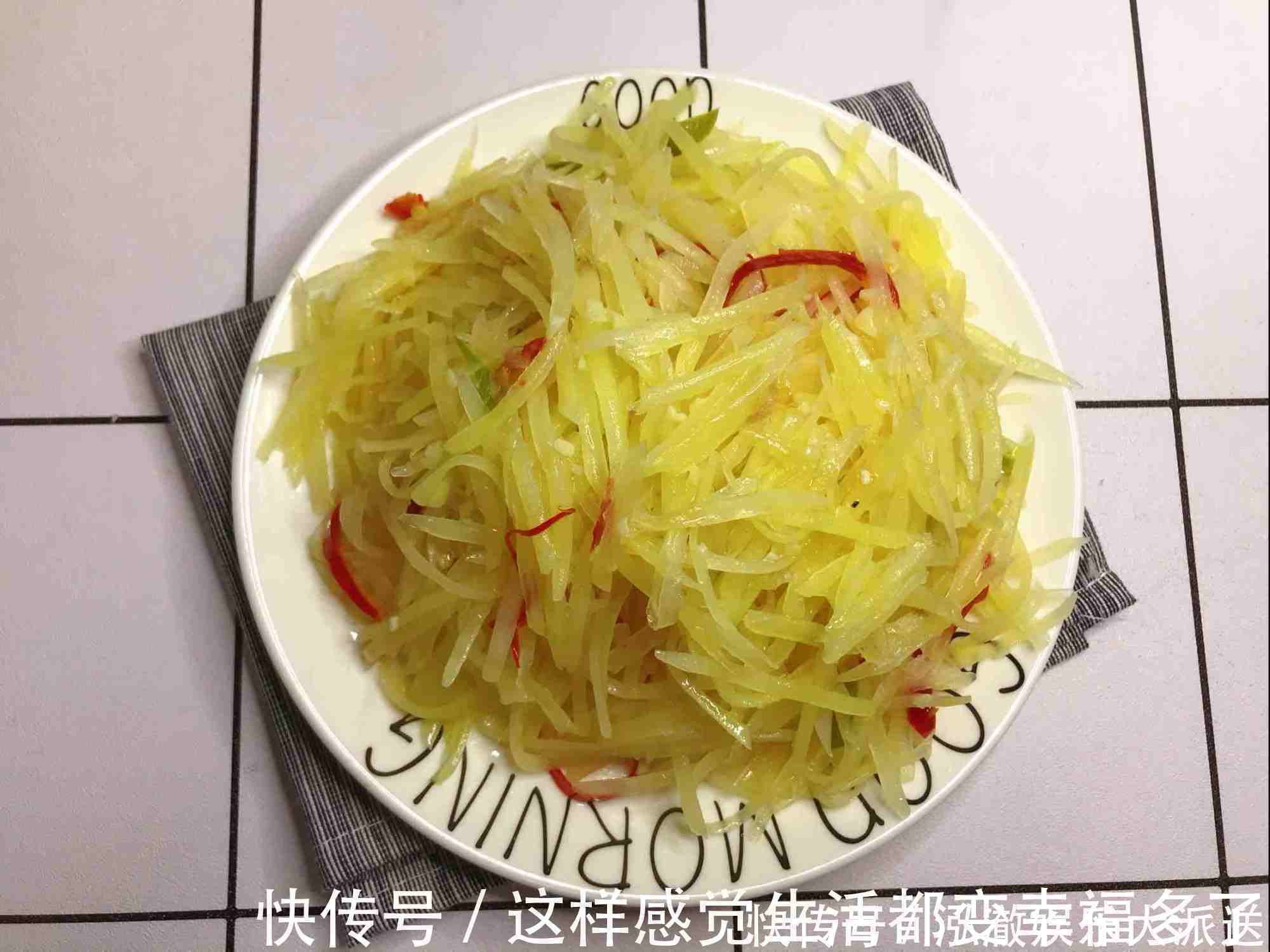 大厨教你炒土豆丝，学会这1个小技巧，做的比饭店的还香！