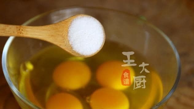  榨菜炒鸡蛋，给肉都不换，香味浓郁，可口下饭