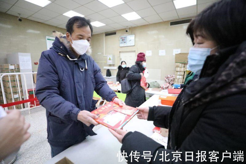 虎虎生威|虎年生肖邮票今天亮相，邮迷10天前就用板凳排队占位