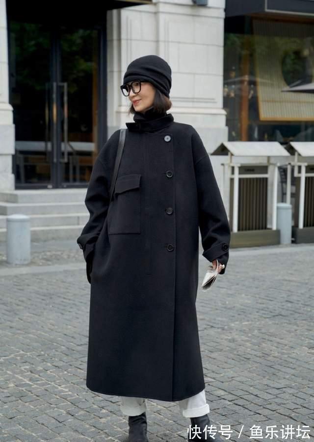 三木妈 三木妈不愧是“穿搭界”的佼佼者,大衣造型减龄时髦,照穿就很美