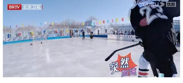朱正廷的另一面太绝了吧，最强冰球少年这不就来了