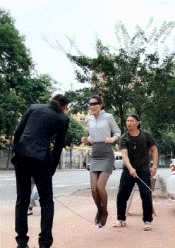 |搞笑GIF趣图: 每当想起别人的女友穿上这身衣服,我就内心止不住的颤抖