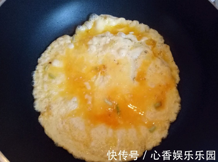 丝瓜|炒丝瓜，第1步不是先放油！大厨教你1招，翠绿不发黑，鲜嫩不出水