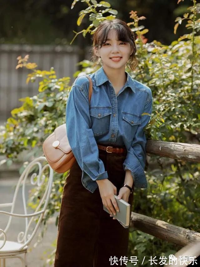 包包 秋冬的复古穿搭指南,身穿衬衫+棕色半身裙,复古高级又时髦!