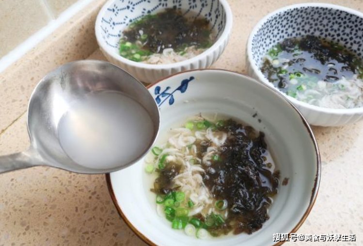 馄饨汤这样调！只需3样打底，用开水随便一冲，比排骨汤还好喝