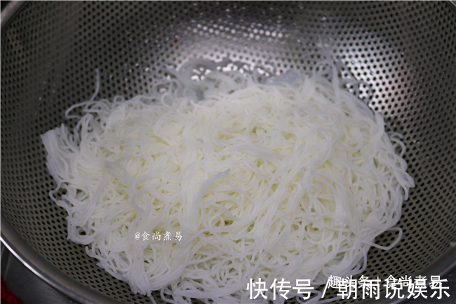 不煲米饭时，我家常吃此款主食，比面条清爽，食材搭配很随意