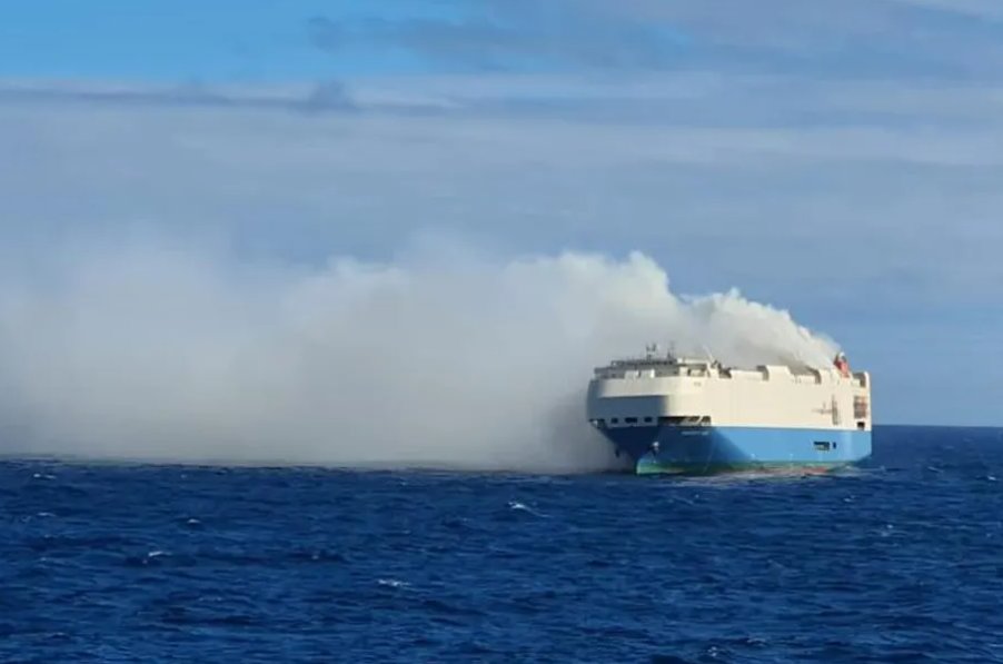 sportb一艘载有数千辆保时捷的货船起火：汽车电池燃烧，给扑灭带来困难