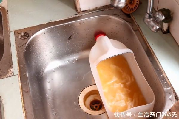 厨房洗碗池经常堵塞怎么办?一个塑料瓶轻松搞定,学会受用一生!