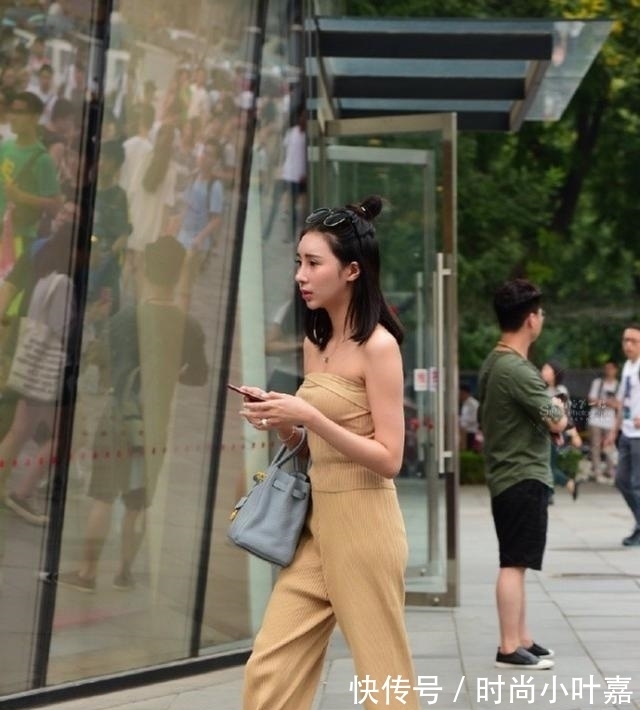 毛呢夹克|黑色性感吊带搭配黑色时尚打底裤，所谓搭配，高腰才是主旋律