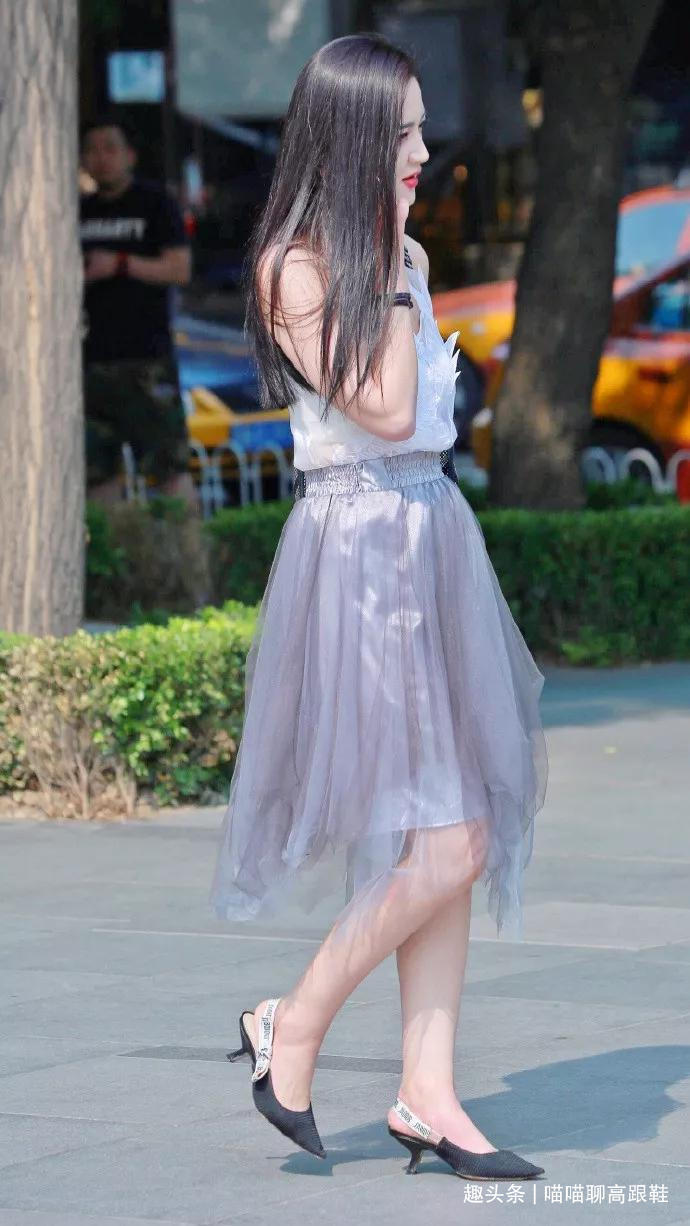 美女脚上穿着一双尖头的高跟鞋，让她身上散发着仙女般的气息