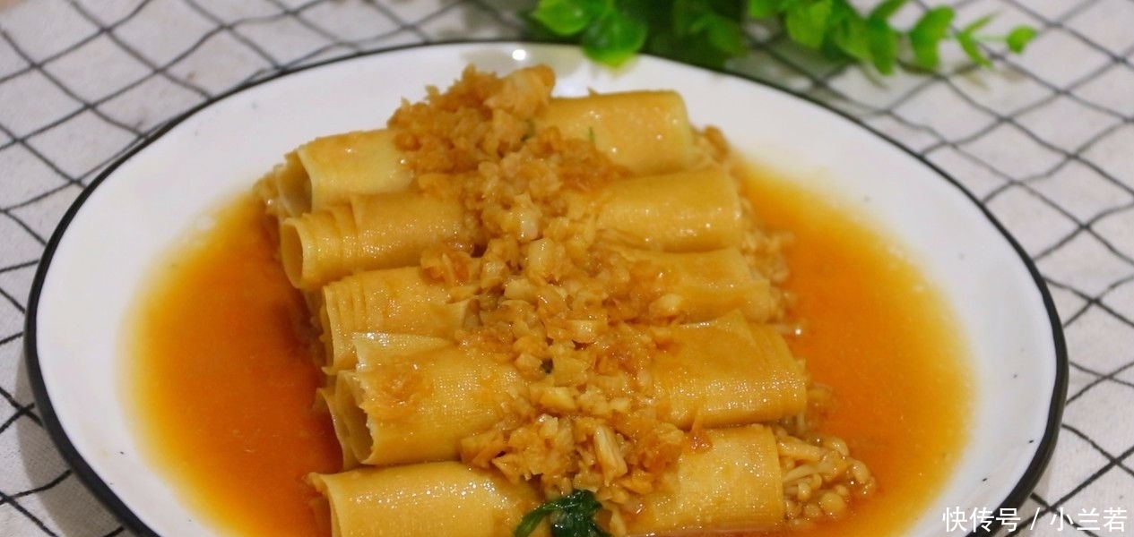 1把金针菇,2张豆腐皮,一卷一烧,简单又美味,吃不腻