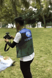 |搞笑GIF:一开门就碰到财神爷,今天要发财了吗