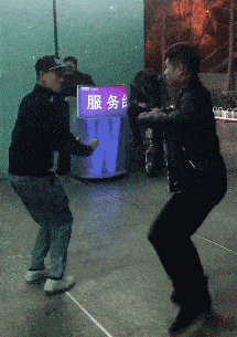 |搞笑GIF:女朋友不能为你挡风遮雨,要女朋友有什么用呢?