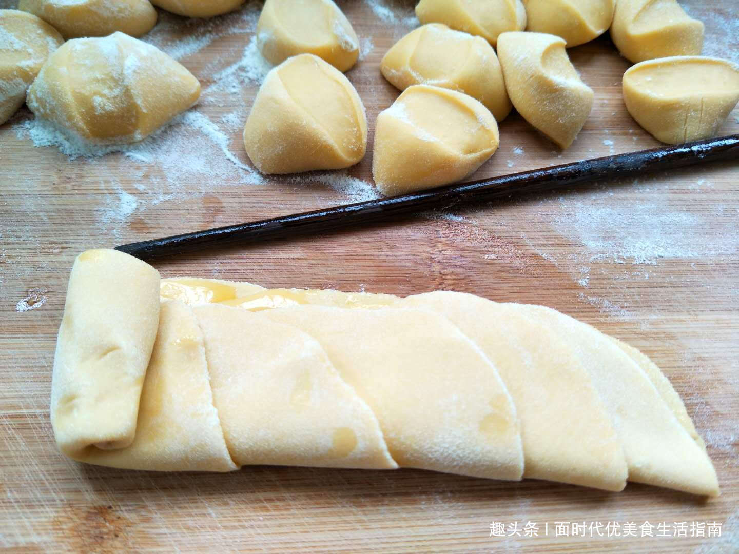 玉米面独特做法，开水一烫，不蒸不烙，松软又酥脆，比面包还好吃