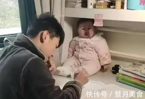 妹妹|哥哥写作业妹妹无声“监督”，网友调侃：妹妹为这家付出太多！