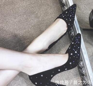 高跟鞋 时髦的尖头高跟鞋配上丝袜,穿出靓丽的身姿,显现迷人的女人味!