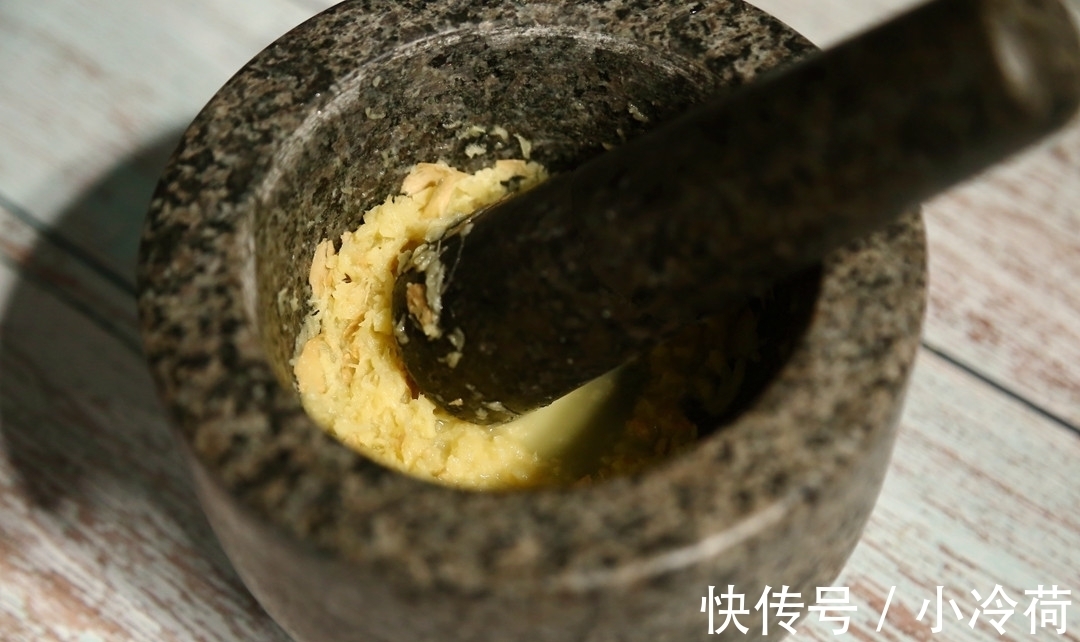 红烧酱油|跟30年老大厨学来的秘制鸡做法：外焦里嫩，筷子一扒就脱骨！