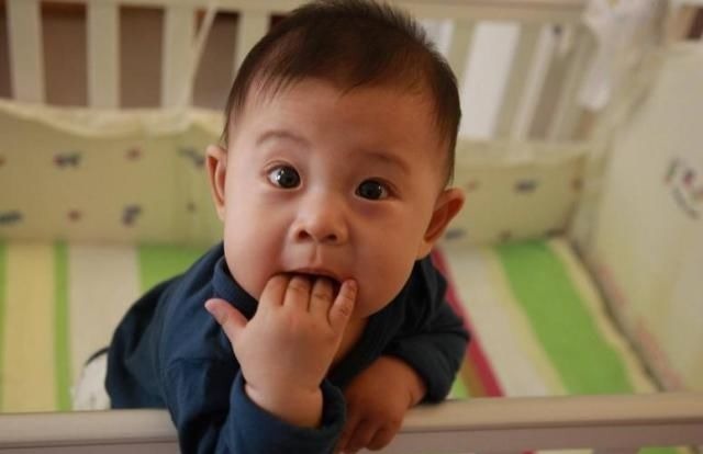 小宝宝|为什么小宝宝都喜欢吃手指?不同月龄,原因不同,妈妈要清楚