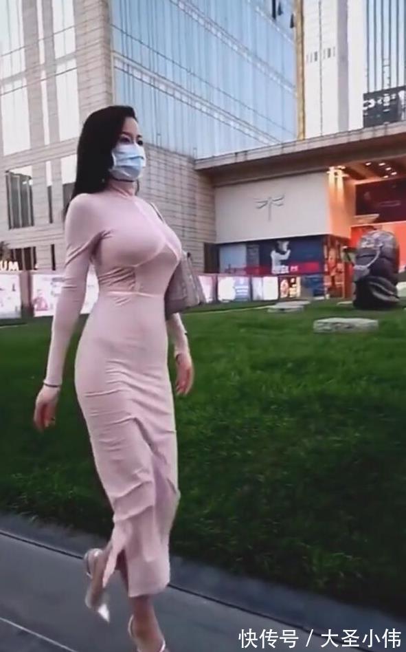 自傲|美女街拍:射手座美女的最喜欢打扮,随意洒脱的高级精致感,好想请她吃顿饭