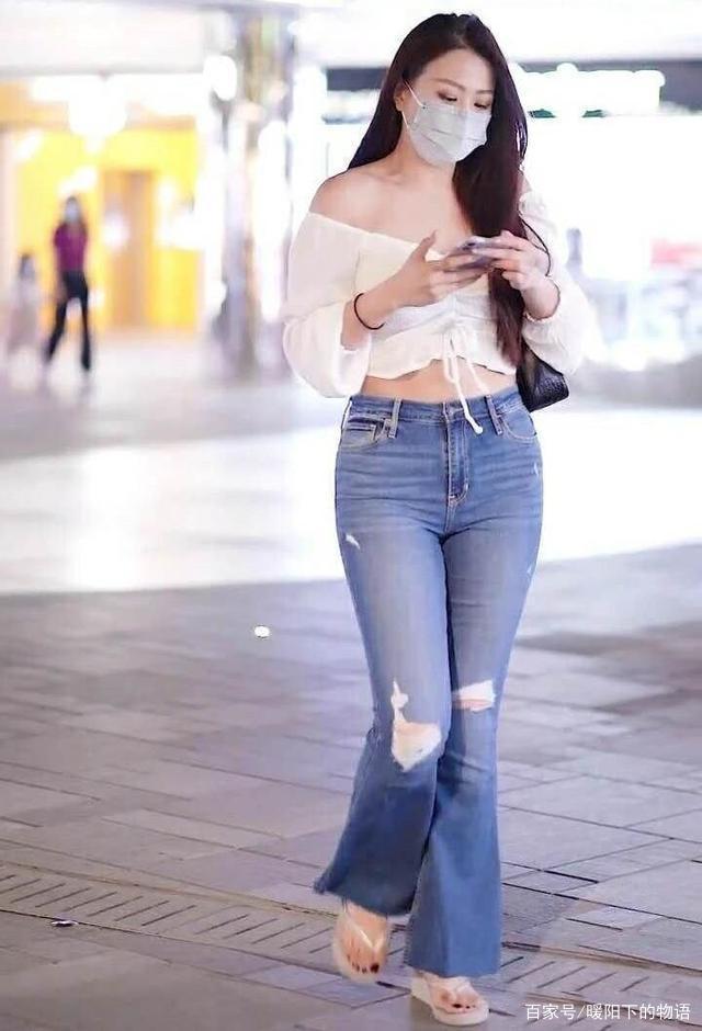 早秋牛仔裤这样穿搭,让造型美出时尚感,个性又气质