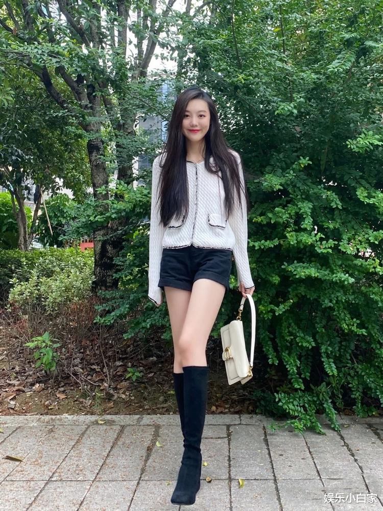 高个子小姐姐，浅色毛衣搭配黑色短裤，凸显修长细腿