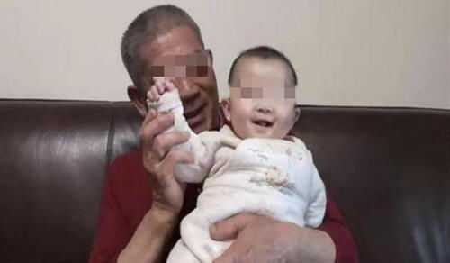 田女士|67岁母亲生女儿,结果宝妈身体年轻20岁,一家3口生活羡煞旁人