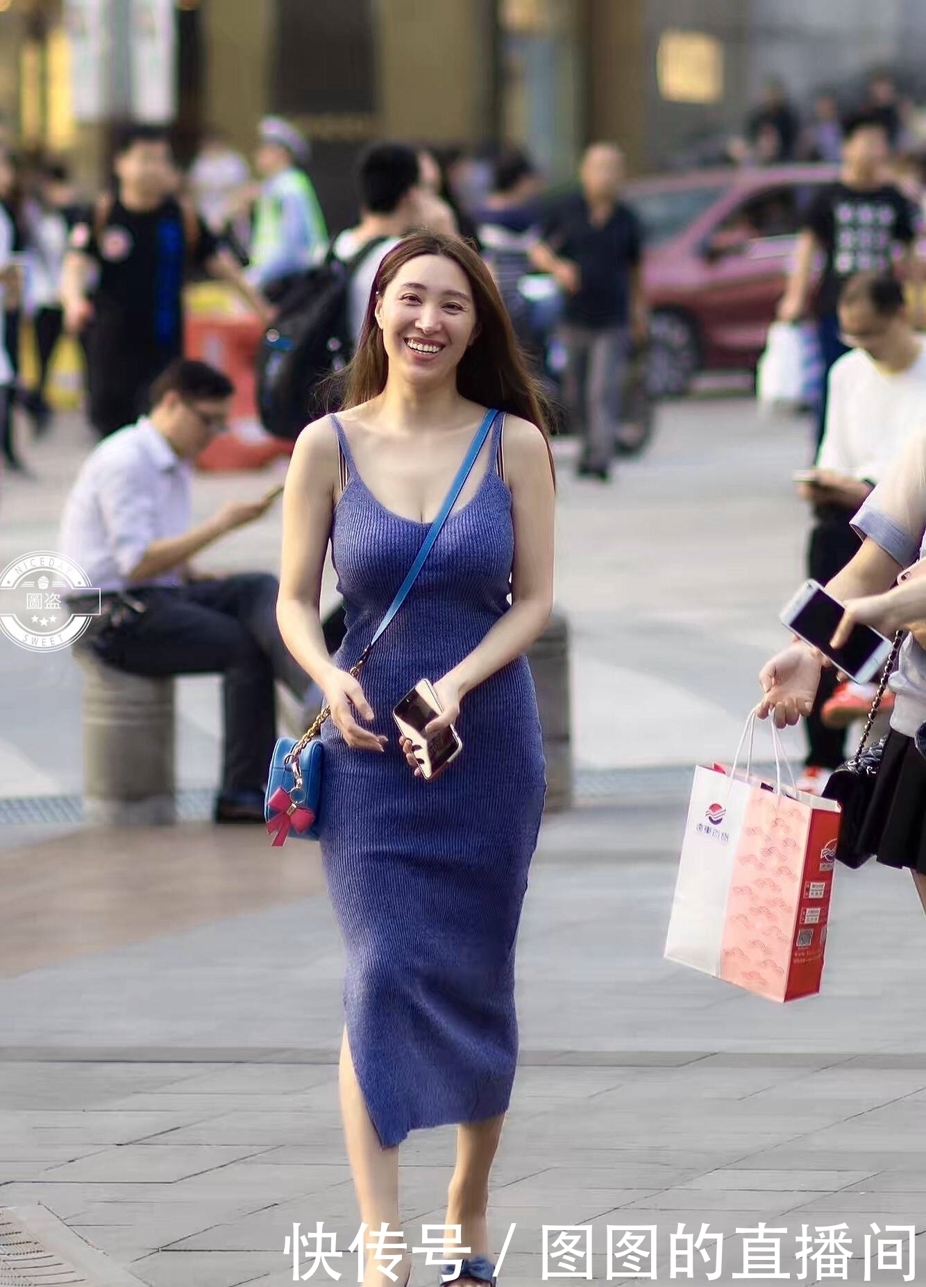 微笑|街拍:针织蓝色连衣裙衬托小姐姐迷人微笑