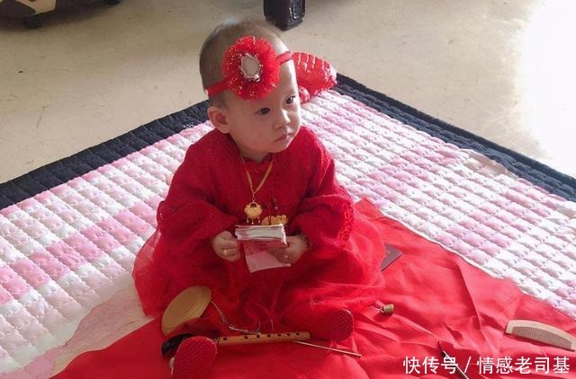 苦笑|高圆圆女儿满1岁,抓周道具成亮点,公公苦笑抓了我们最担心的