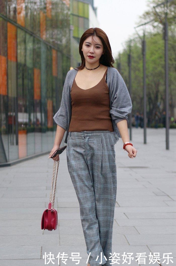 街拍|街拍 成熟女生的休闲穿搭, 不同服装展现不一样的时尚效果
