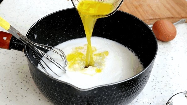 好看|广式早茶“黄金糕”,不用烤箱就能做,像鱼翅像蜂窝,好看又好吃