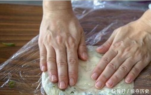 葱油饼|婆婆卖葱油饼十年,邻居也来向她学习,我一天能吃6个饼
