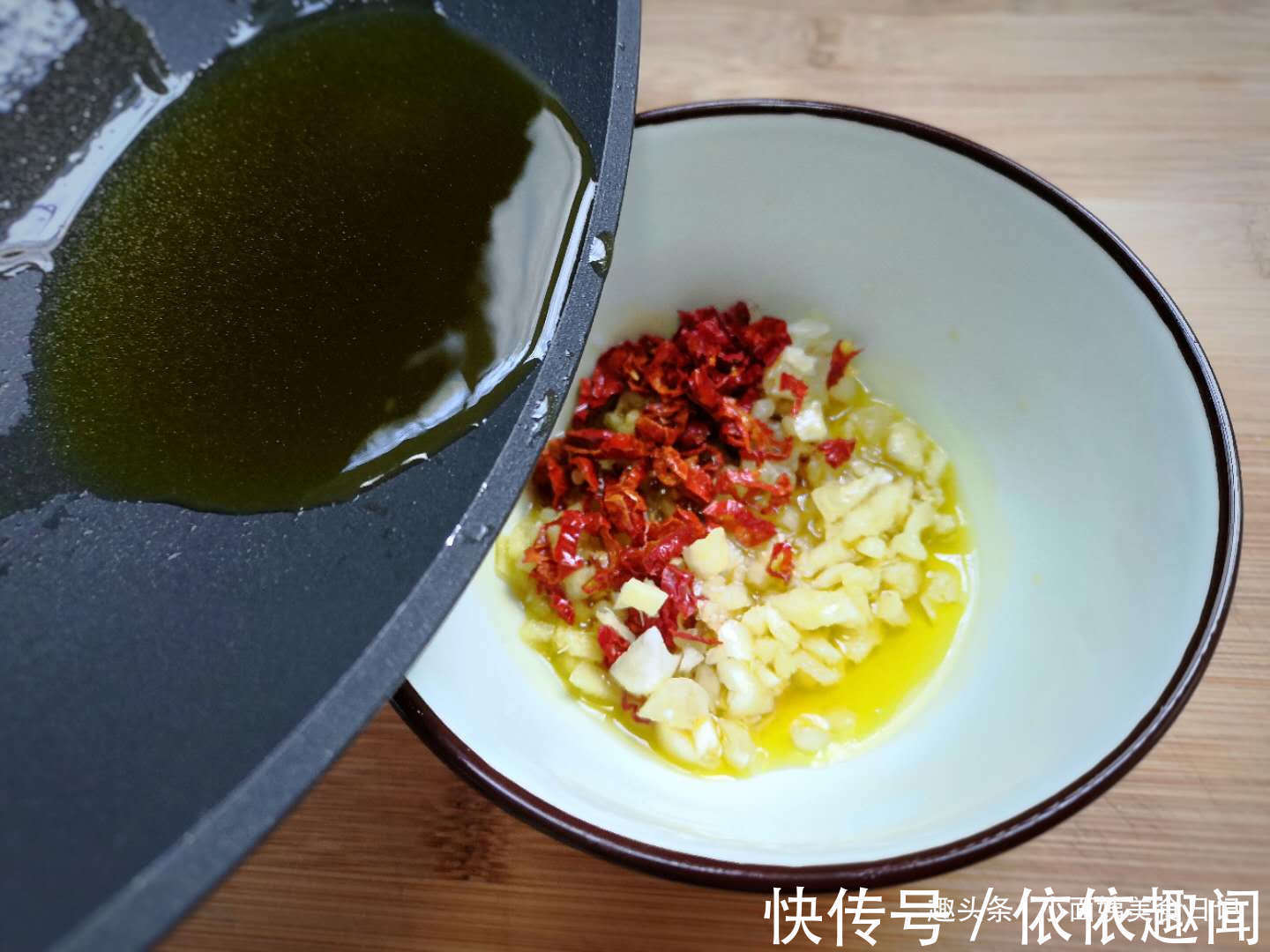 这树叶很多人都没吃过，比香椿芽还香，一烫一拌，是最好开胃菜！