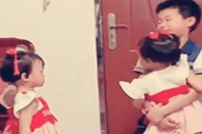 妈妈|大宝想要妹妹,妈妈生了三胞胎,大宝放学回家的情景,暖化了