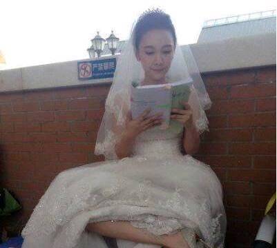 |搞笑图片幽默段子笑话哈哈，好认真的新娘子啊，结婚了还看书