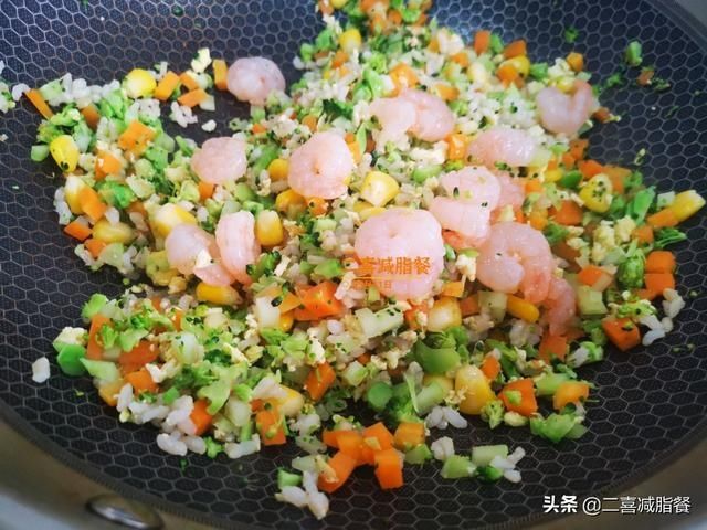 炒饭|450大卡的减脂午餐,用了7种食材,简单一锅炒,太适合上班族了
