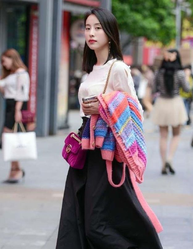 街拍:拍到一个穿一身黑色的小姐姐,神秘而又有气场!