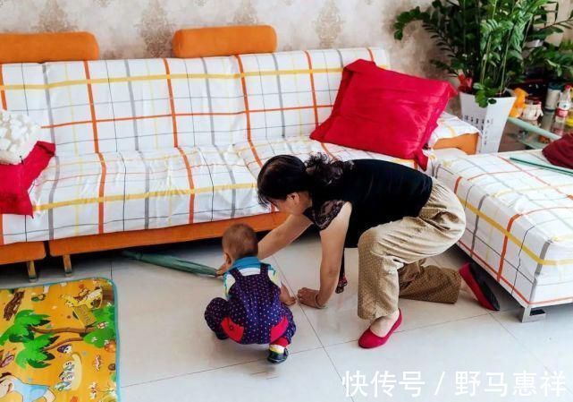 孩子|孙子打针奶奶却火了祖孙俩表情神同步,网友真是亲孙子