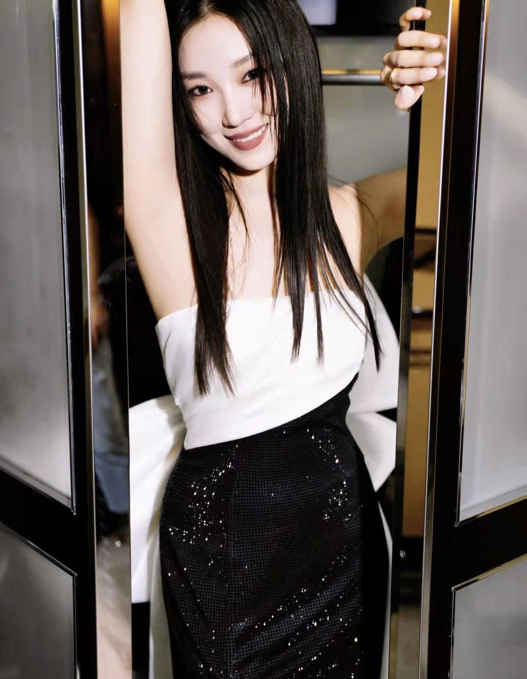 裙摆|菅纫姿有颜有腰又会穿，一袭黑白拼接礼服华丽高贵，美得惊艳