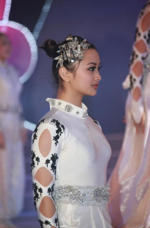 美女!中国“柔术”第一美女,已达登峰造极的地步,网友:动作看着疼