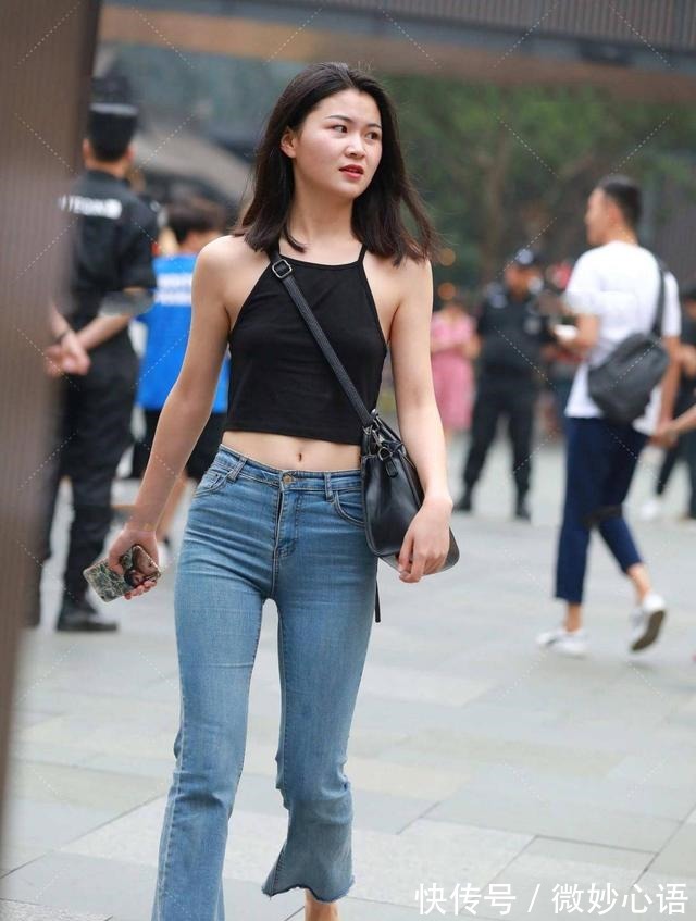 牛仔裤 短背心搭配直牛仔裤,有着简单舒适的青春感,很像学生!