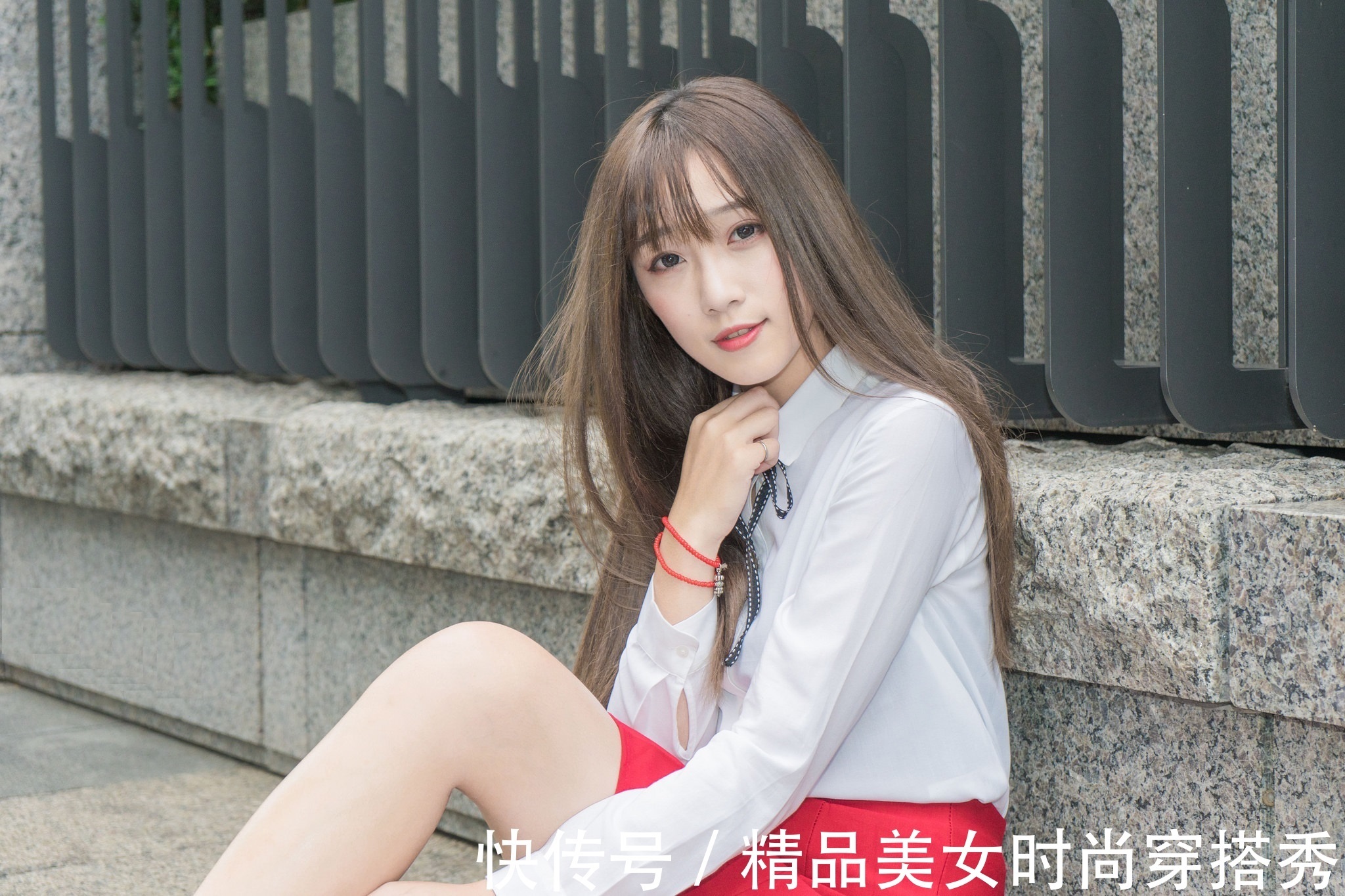裙装|白色的衬衫搭配红色的荷叶裙，干练又甜美可人