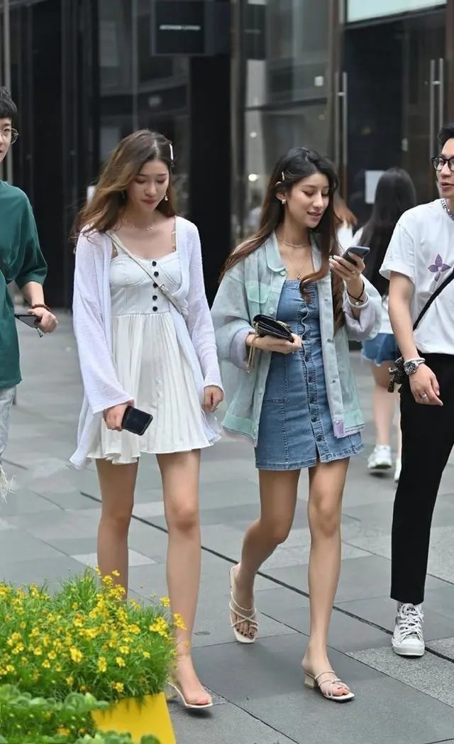 牛仔裤 牛仔裤搭配黑色的休闲西装,展现时尚女人的优雅姿态