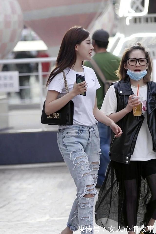 t恤 白色t恤+另类断腿牛仔裤,高挑瘦瘦瘦,充满个性!