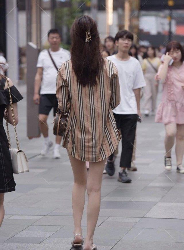 裙装 小姐姐抹胸裙装搭配衬衫外套，时髦性感，妖娆迷人