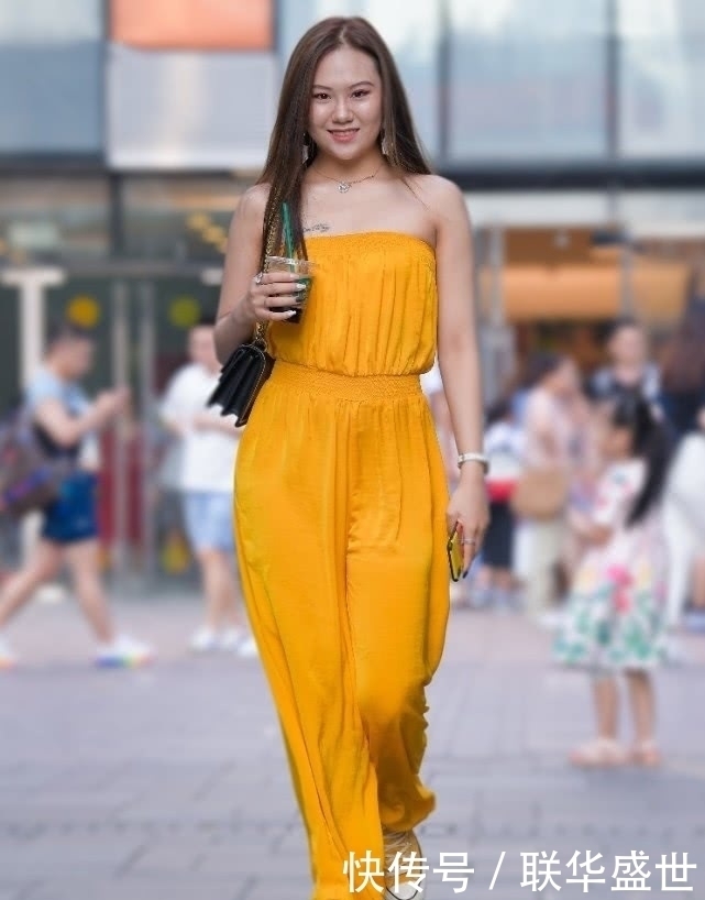 简直是过分,这么时髦的“蜂蜜裤”,要100斤的妹子穿才好看