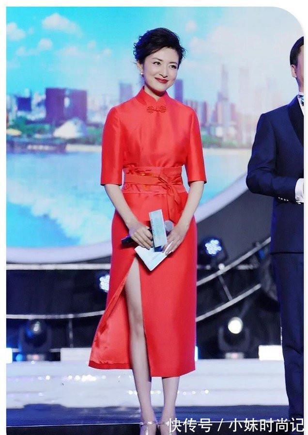 薄背|周涛的气质依然在线,穿简单的蓝色连衣裙,虽然朴素但却抢镜十足