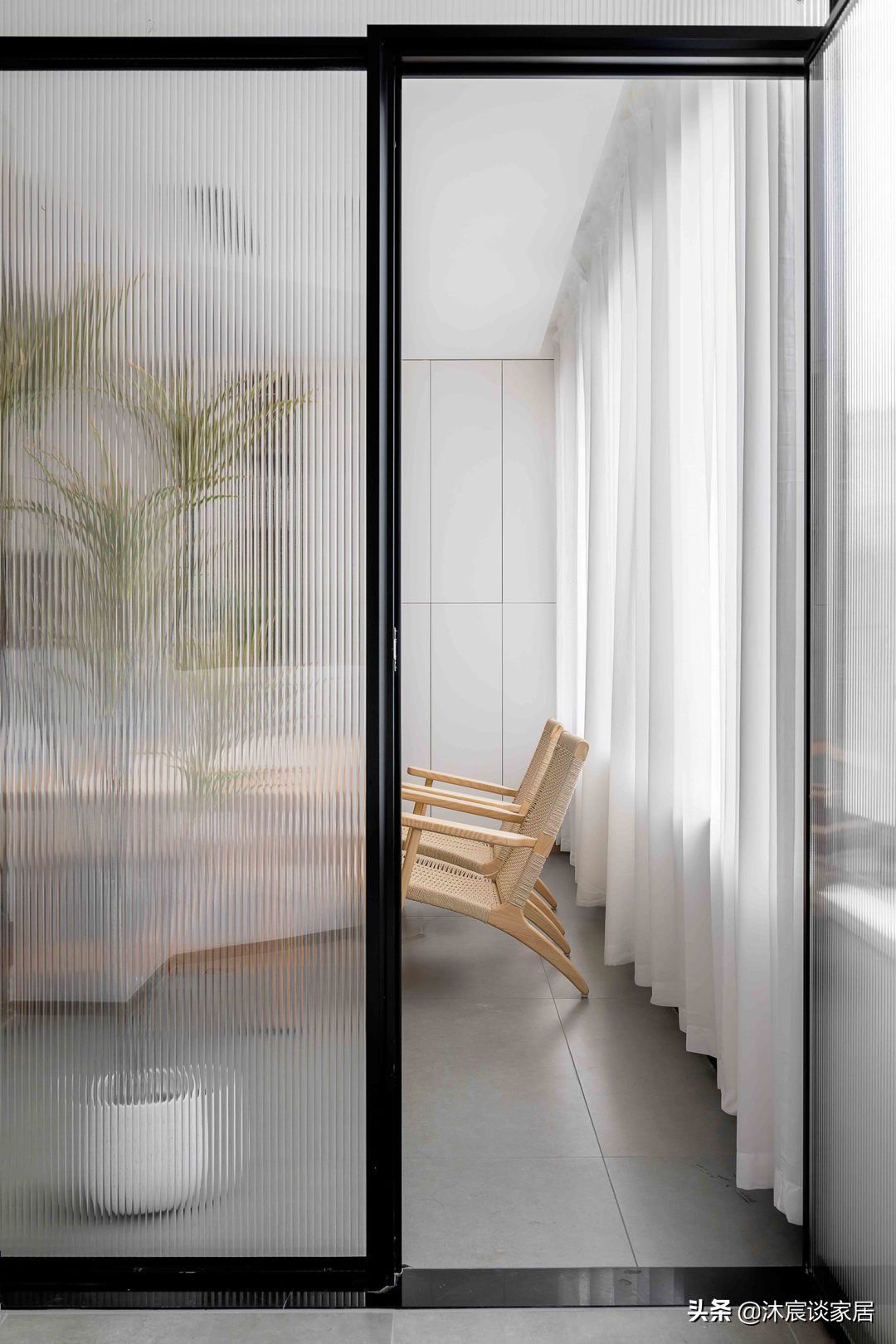 吧台|重庆夫妻的新家,因太会装修而走红,凭白墙与原木就让家温馨治愈