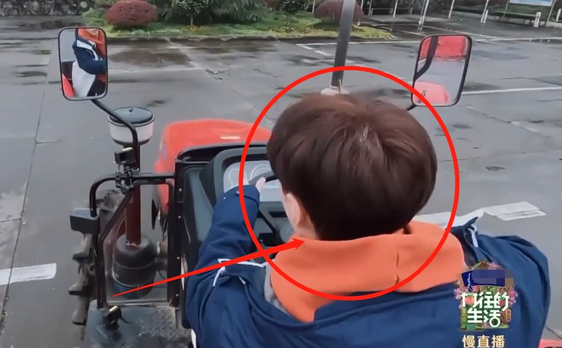 张艺兴学开拖拉机，用左手挂挡超厉害，被教练调侃速度快太真实了